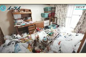 子どもの勉強机の上では食べかけの惣菜が腐りかけ、床にはゴミが積み上がる（写真：「イーブイ片付けチャンネル」より）