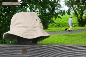 藤田泰実さんが『後釜』と名付けた写真。奥には似た帽子をかぶる男性の姿が…