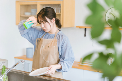 離乳食の器などを洗うのはシッターの業務内…?(※画像はイメージです)