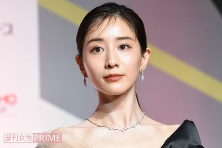 田中みな実はシートマスクの上から乳液を塗って裏返すケアを「乳液仮面返し」と名づけ実践