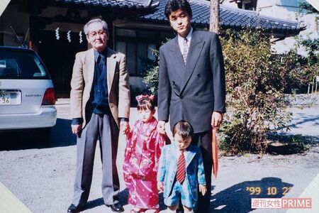 つらかった時期に助けてくれた実父（左）。夫（右）、子どもたちと