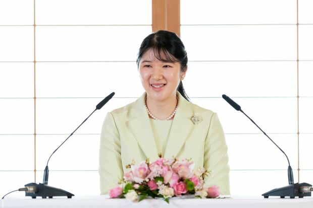 2022年、成年皇族として初めて記者会見に臨まれた愛子さま。ユーモアを交えつつ堂々とした受け答えには、成人としての貫禄がにじんだ。若草色のツーピースは場に優しい彩りを添えながらも、知的な明るさと大人の品格を自然にまとわれていた　写真／宮内庁提供