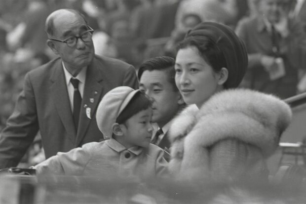 '64年の東京オリンピックを国立競技場でご観戦される天皇皇后両陛下と徳仁さま（当時）