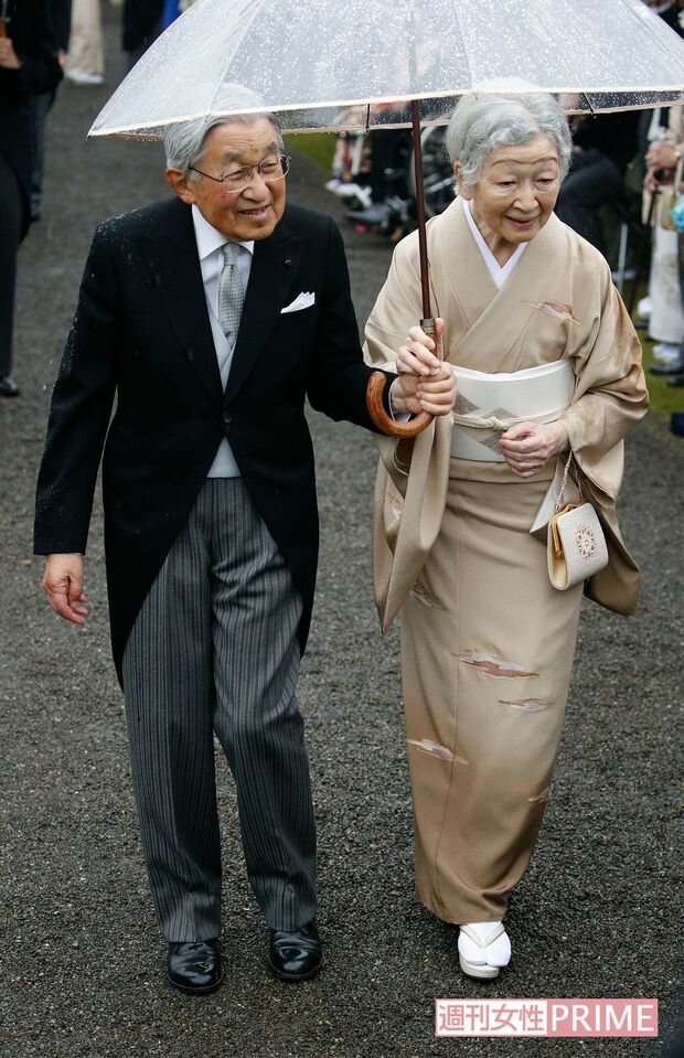 平成30年11月、上皇ご夫妻にとって最後となる園遊会ではあいにくの天気となったが、相合い傘で袖を濡らしながら。
