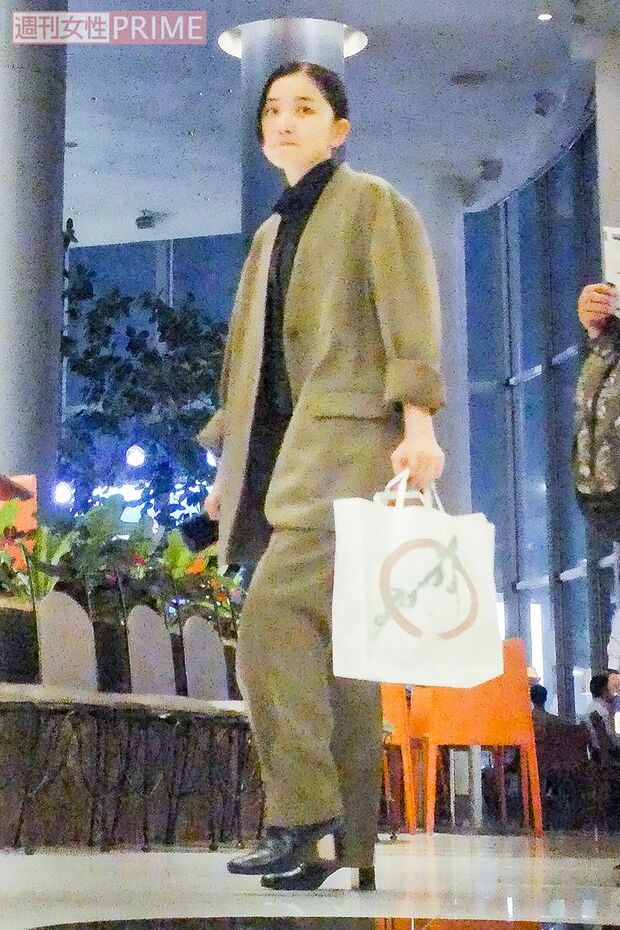 福地桃子　ハンサムなセットアップで出席