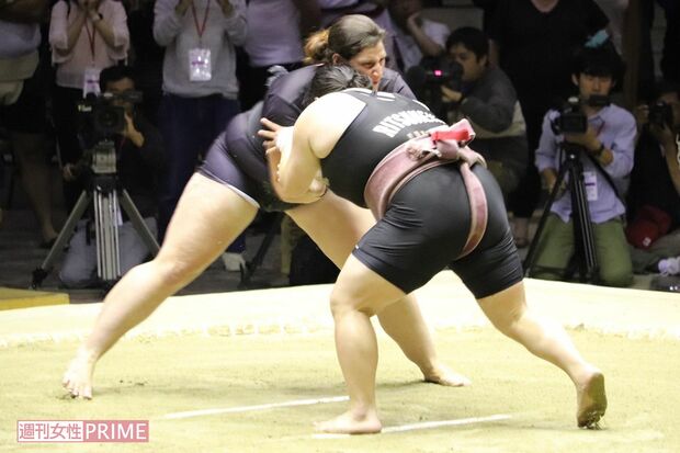 大柄な外国の女性に立ち向かう、女子相撲の今日和さん　写真／立命館大学提供