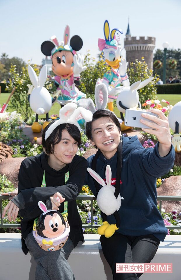 プラザに複数ある、ユーモラスなフォトロケーションでの撮影は、今回もはずせない！（東京ディズニーランド）　撮影／廣瀬靖士