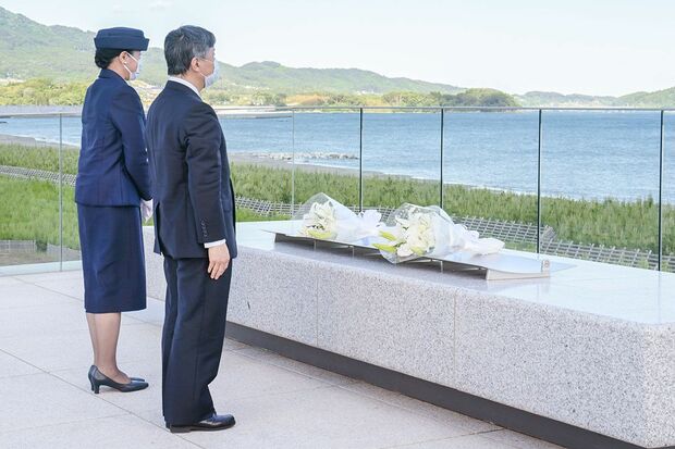 高田松原津波復興祈念公園内、防潮堤の上に設置された『海を望む場』で供花をされた両陛下。花束は白いユリやかすみ草　撮影／JMPA