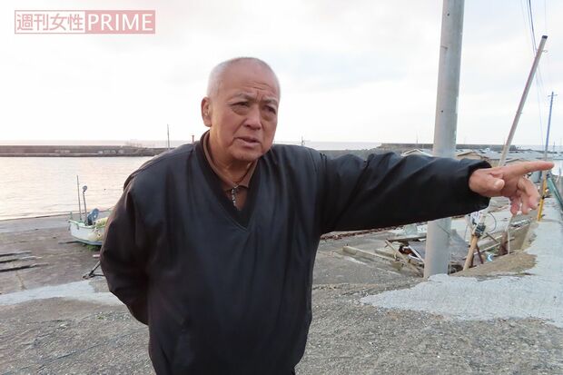 漁港前で近況を話す嶋田政雄さん＝千葉・館山市