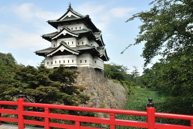 弘前城の城下町として栄えた弘前ねぷたは優雅といわれる