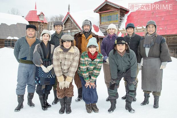 左から音尾琢真、小林綾子、藤木直人、清原翔、草刈正雄、広瀬すず、松嶋菜々子、吉沢亮、戸次重幸、小林隆　撮影／齋藤周造