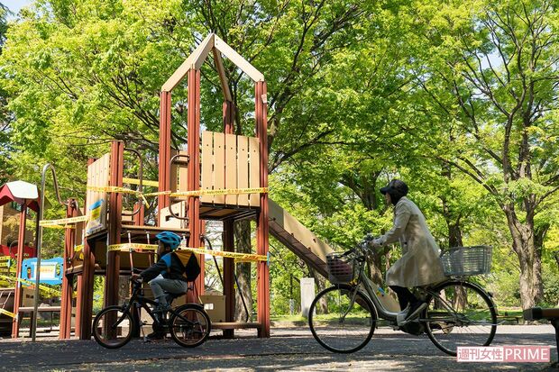 使用禁止のテープが巻かれている公園の遊具。子どもたちの活気が戻ることができれば