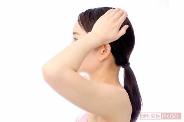 手のひらを、左右の側頭部に軽く当てる（横から見た場合）　モデル／いはらようこ（ミューズ）　撮影／菅沢健治