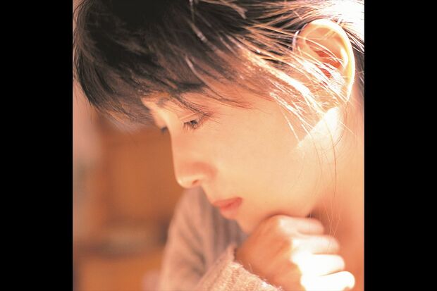 自然光に見えて実は真夜中にハウススタジオで撮影（'97年ごろ）した初公開ショット。「忙しくて夜しか撮影時間がなかった。窓すべてにライトを立てたので外から見たら異様な光景だったと思います（笑）」（アートディレクターの鈴木謙一さん）