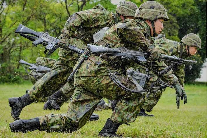 陸上自衛隊が公開した“新ロゴ”に「殺意丸出し」「禍々しくて気持ち悪い」批判殺到、衝撃の“ドクロ”デザイン | 週刊女性PRIME