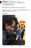 泥酔しているような女性を抱える小栗旬（東谷義和氏のTwitterより）