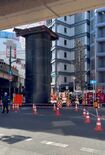 アスファルトを突き破って現れたパイプ（大阪府山田けんた議員の投稿より）
