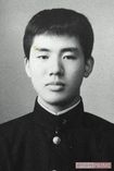 高校3年の小林少年。目にした新聞広告をきっかけに進路を定め、俳優の道へ
