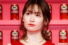 元AKB48の小嶋陽菜、SNSに雑誌の撮影風景を投稿 美太もも丸見えの独特な“ふんどし”スタイルが話題に