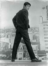 1960年、『天下を取る』のときの石原裕次郎さん。20代半ばとはとても思えぬ、このオーラ。長身にスラッと伸びた長い脚、少年のような笑顔にはみんなが憧れた　写真提供／日活、石原プロモーション