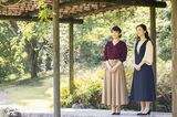 眞子さまが30歳をお迎えになるあたり公開された宮内庁提供写真。お隣には佳子さまも（'21年10月6日・赤坂御用地）