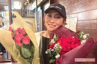 2人で手をつないで今年4度の花見デートをした加藤茶・綾菜夫婦 加トちゃんからの誕生日プレゼントは豪華ハ…