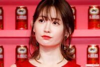 小嶋陽菜「貫禄がすごい」「マダム感出てる」36歳の肉感あふれる写真集オフショットを続々公開で驚きの声