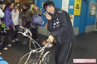 羽生結弦「乗れない自転車」にまたがる、6年前のお宝写真を発見