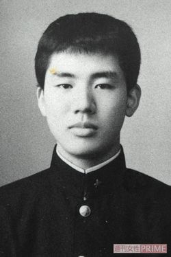 高校３年の小林少年。目にした新聞広告をきっかけに進路を定め、俳優の道へ