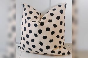 「我慢できないほどクサい」という声もあるクッション（カバー別）。開封して“ハズレ”だったら返品を（画像提供／さぬさん）