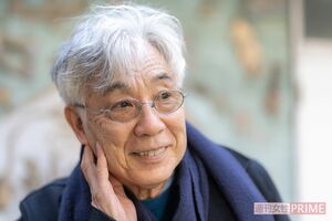 遠くから孫を見守るようなイッセー尾形（撮影／佐藤靖彦）