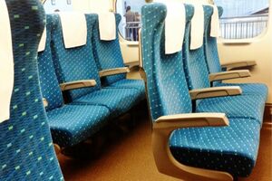 ひじ掛けの設置やシート形状などの設計改良によってマナー違反を防ぐ新車両も　※画像はイメージです