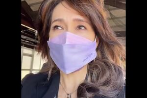 紫色（藤色）マスク姿を披露した工藤静香（公式インスタグラムより）