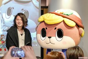 「高知県はとにかく食べ物がおいしい。魚はぜひ食べていただきたい！」（守時さん）。この日はふるさと納税の返礼品でも大人気の『乙女鯛』（小島水産）がファンの目の前でさばかれ、ふるまわれた　撮影／佐藤靖彦