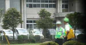 小学校の周りには学校職員、市役所職員、PTA関係者などによる大がかりな監視員が