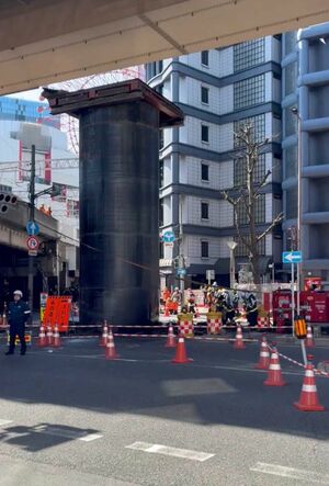 アスファルトを突き破って現れたパイプ（大阪府山田けんた議員の投稿より）