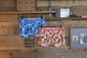 『ハナコトバパンツ』プリントしてある花のオリジナル“ハナコトバ”が書かれたカードがセットになっていてプレゼントにぴったり！