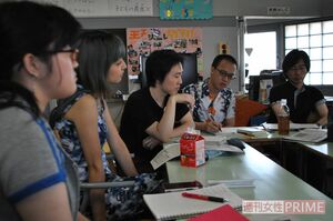 子ども若者編集部の会議で議論をする石井さん。現在までに20年以上にわたり不登校新聞に関わり続けている