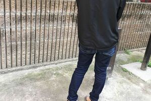 パン工場でパンをこねる仕事をしているという千尋さん。半年に一度、上京して趣味の裁判傍聴をするという（筆者撮影）