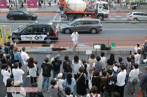 清水良太郎のモノマネライブにできたひとだかり(新宿駅)