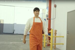 貴重なエプロン姿を浮浪した大谷翔平(日本製粉【いいもの、食べよう】プロジェクト始動ムービーより)