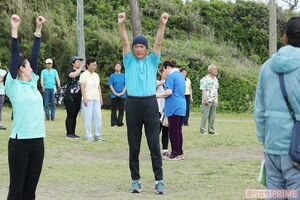 「あごは上げすぎず、手は卵を持つような形で」。ラジオ体操連盟の先生から指導が　映画『体操しようよ』撮影にて('18年)　撮影／齋藤周造