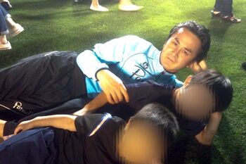 赤坂大輔容疑者はフェイスブックで、2人の息子と寝そべる姿も公開している