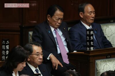 国会中に居眠り？をする麻生太郎氏と菅義偉氏
