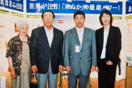 東京で開催された「IKAE2006国際ニット技術展」に夫婦で参加。両親も様子を見に駆けつけた