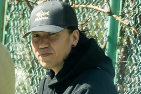 記者の直撃に答えるギター・葵