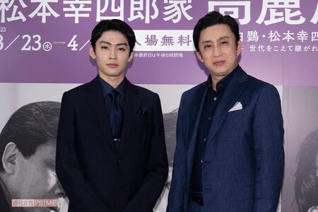 父親の幸四郎（右）とは現代劇での共演も多い、市川染五郎（左）。新たな境地を開く