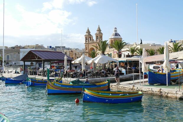 赤、青、黄色のカラフルな小船が浮かぶ漁村マルサシュロック。魚介レストランが並び、猫が多いスポットとして人気だ　写真／白石あづさ