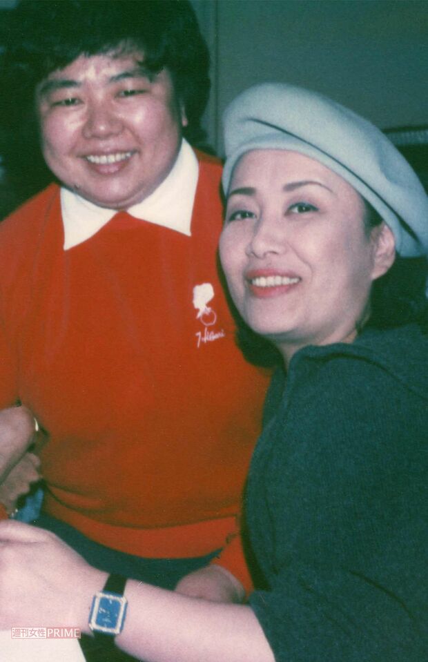 美空ひばりさんと関口範子さん。昭和36年から付き人として身近に仕え「お嬢さん」「おのり」と呼び合う仲だった。