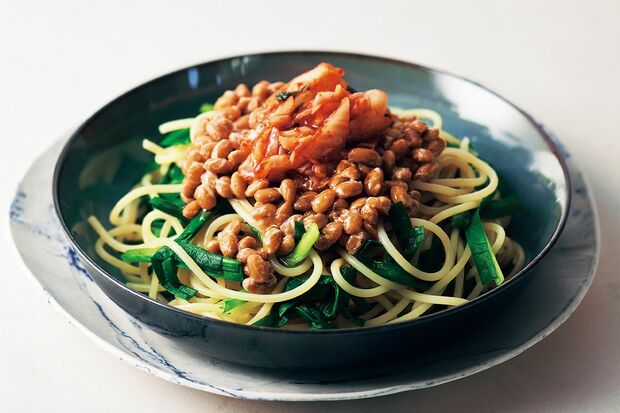 納豆キムチとにらのパスタ 写真/鈴木泰介